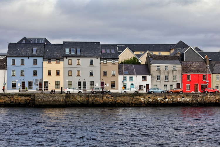 The Claddagh y el centro de la ciudad de Galway son algunos de los mejores distritos para alojarse