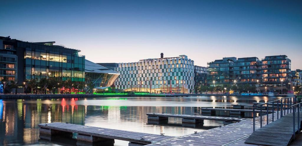 Zona moderna donde quedarse en Dublín - The Docklands & Dublin Port