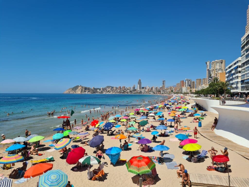 La Playa de Levante es la mejor zona para alojarse en Benidorm e ir a la playa