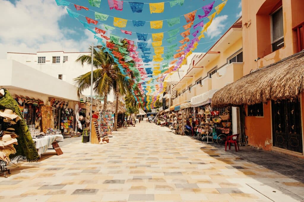 San Miguel, la única ciudad de la isla, es un punto de partida práctico para los turistas y un importante centro de transporte.