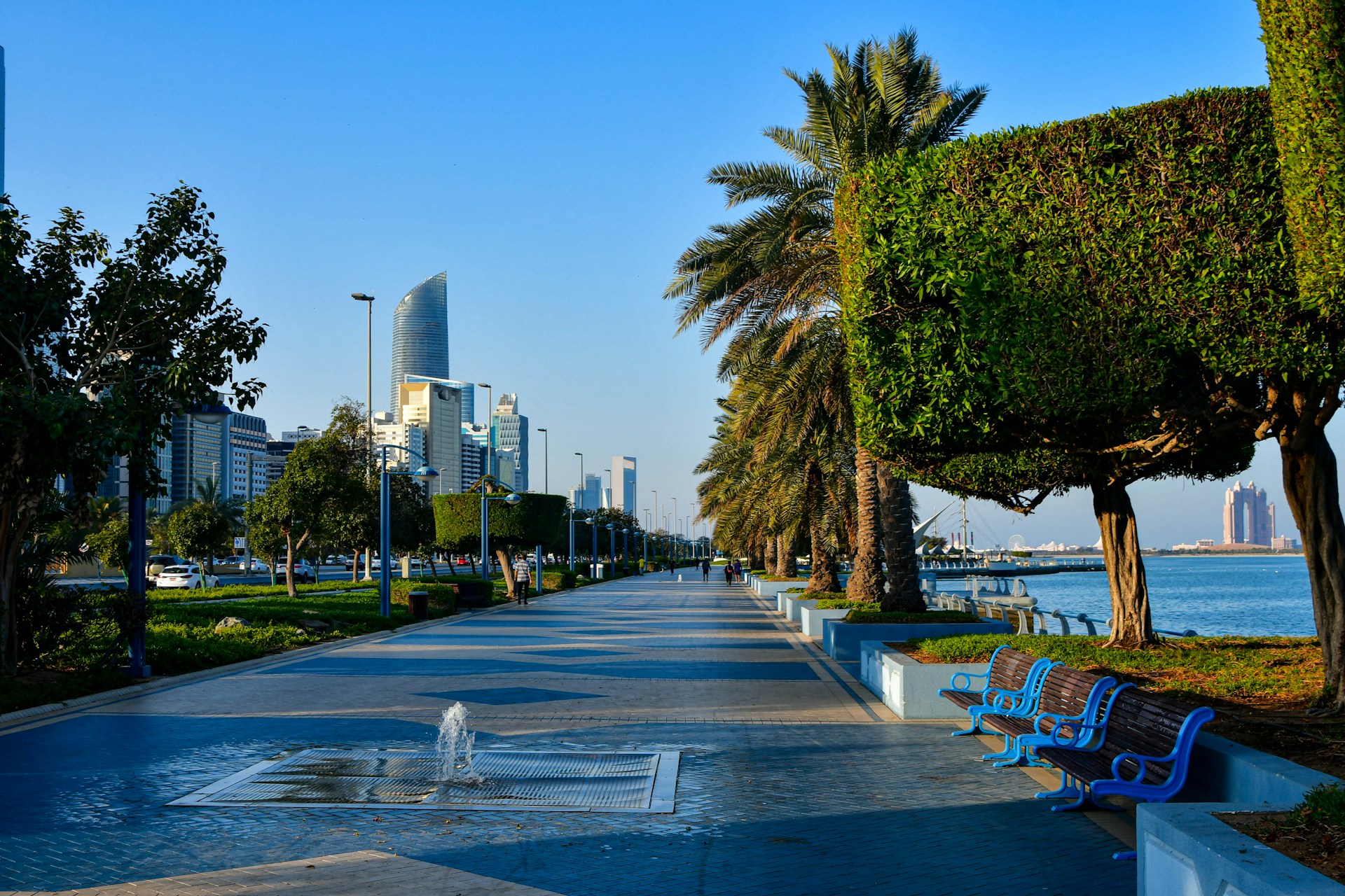 El Corniche de Abu Dabi ofrece muchas zonas verdes con sombra para escapar del calor del desierto.