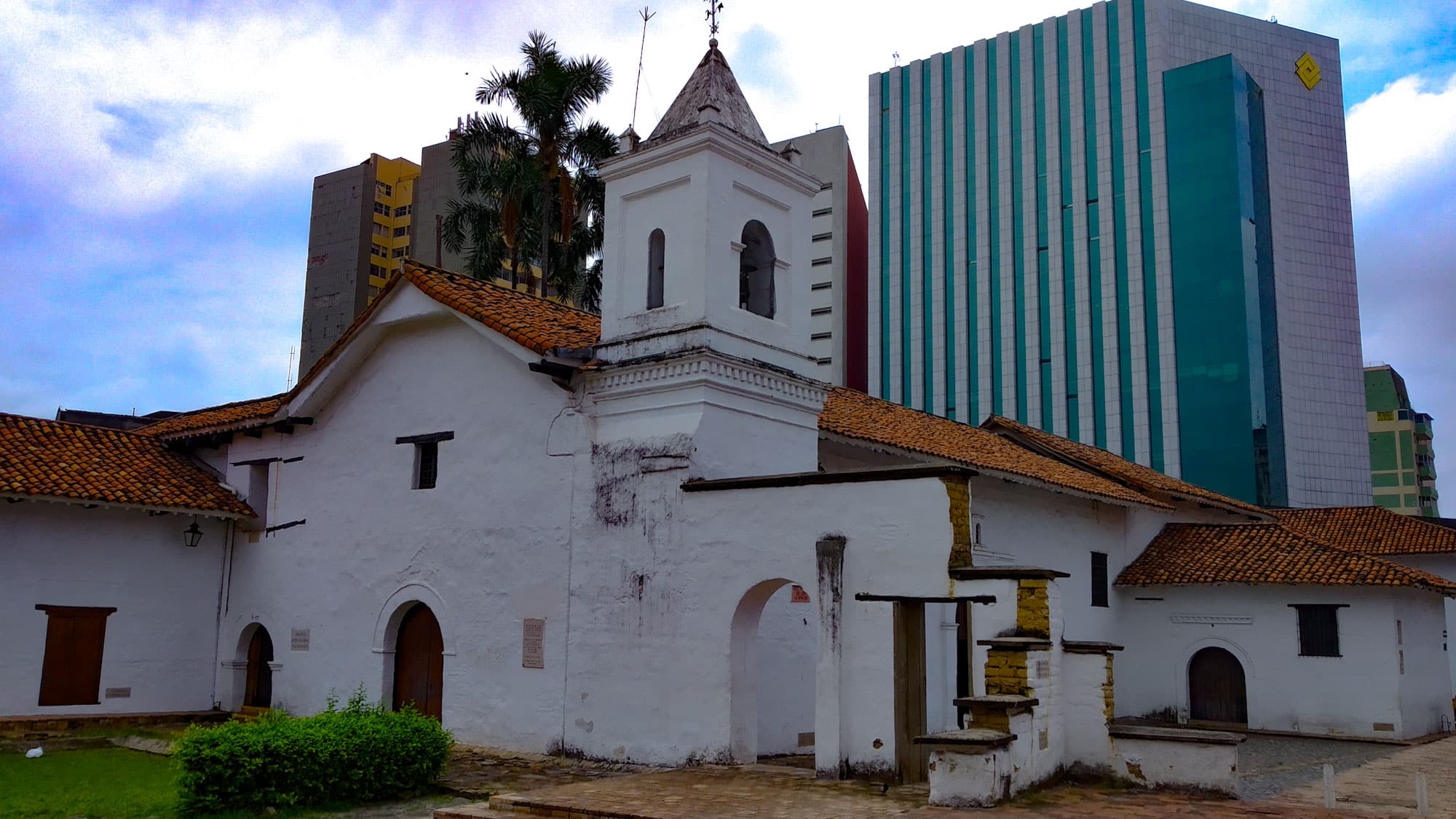 A Igreja La Merced fica no coração do centro da cidade - Onde se hospedar em Cali