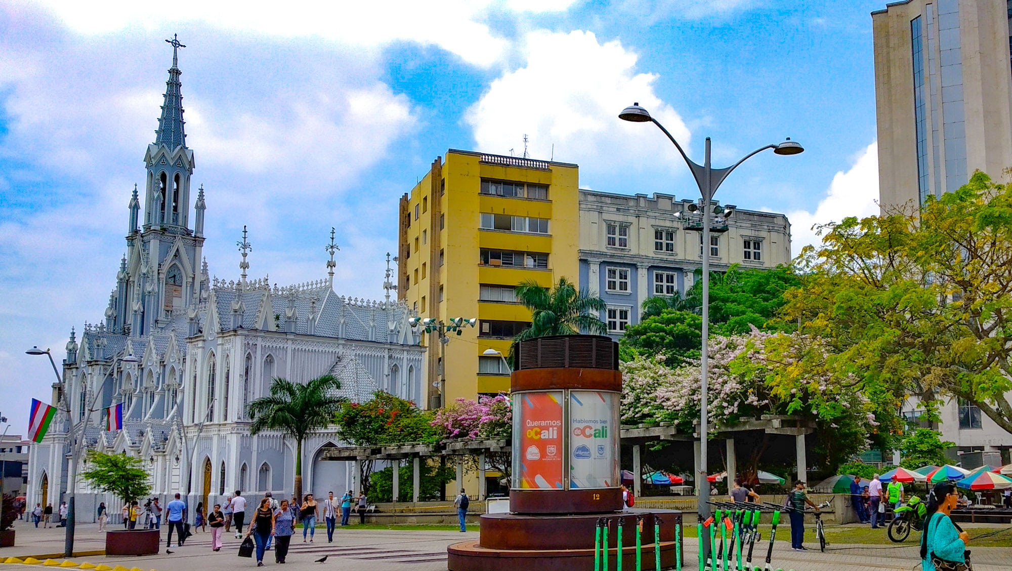 Tanto um assentamento colonial quanto um distrito financeiro, o centro da cidade é uma das melhores áreas para se hospedar em Cali, Colômbia.