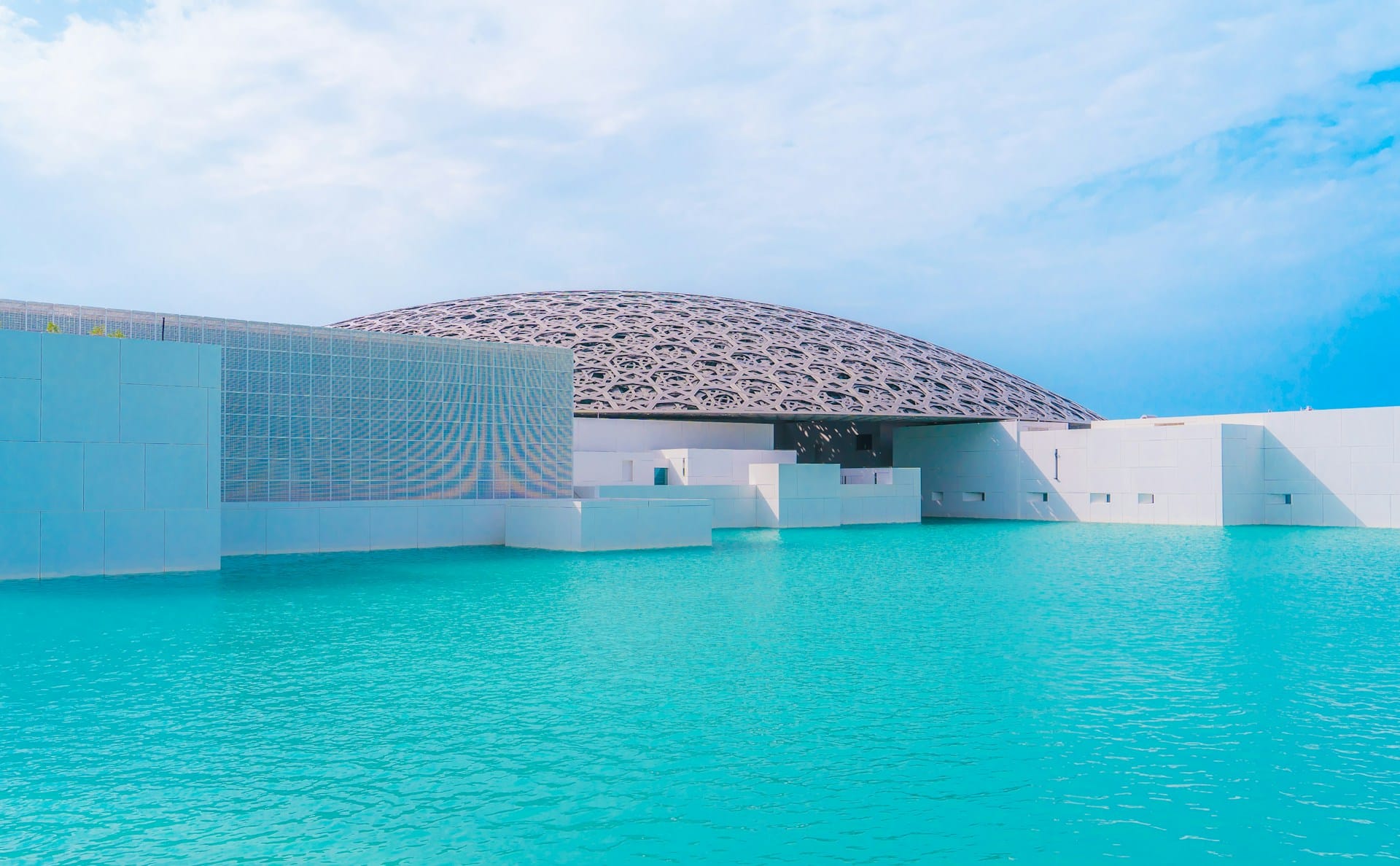 Hogar del Louvre Abu Dabi, la Isla Saadiyat es el distrito cultural de la ciudad. Ofrece museos de categoría mundial, resorts de lujo y playas vírgenes.