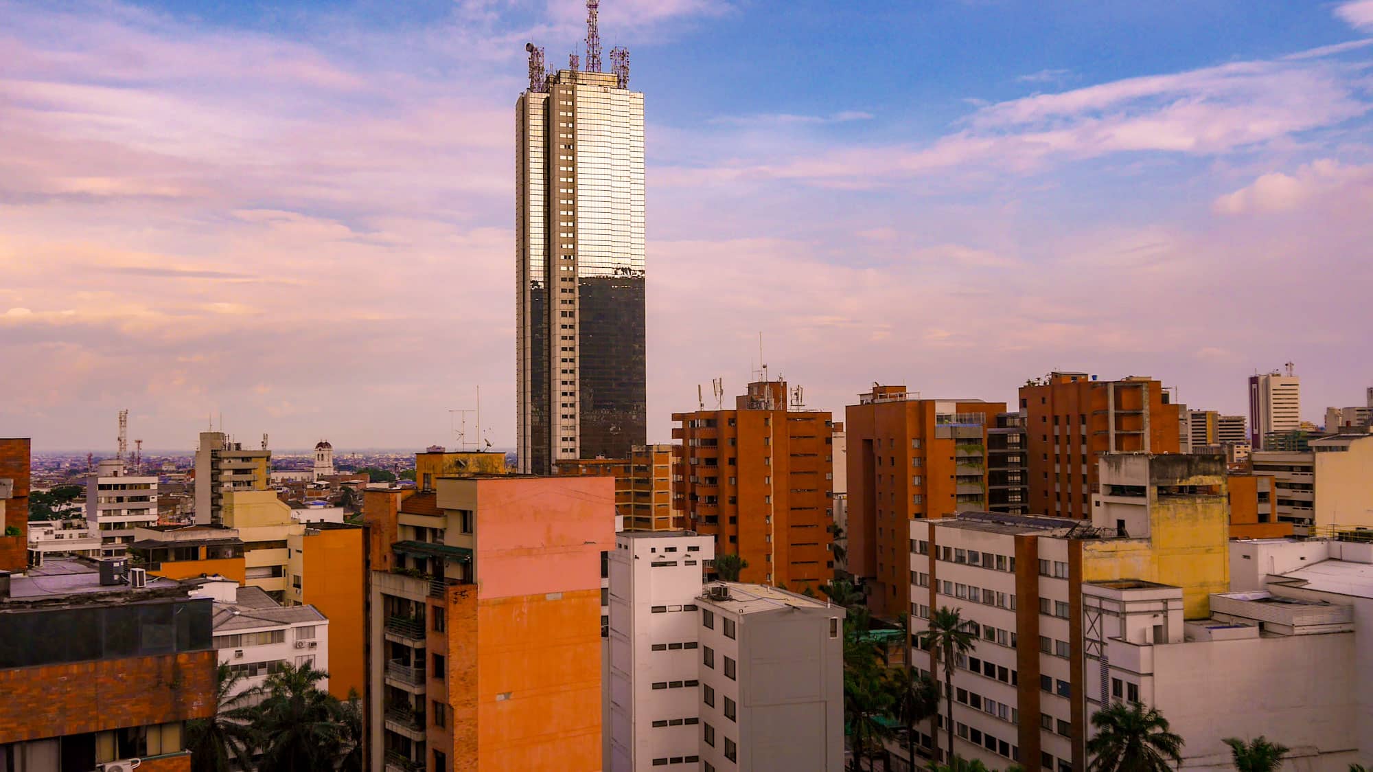 Localizada no bairro de Versalles, a Torre Cali é uma das mais altas da Colômbia