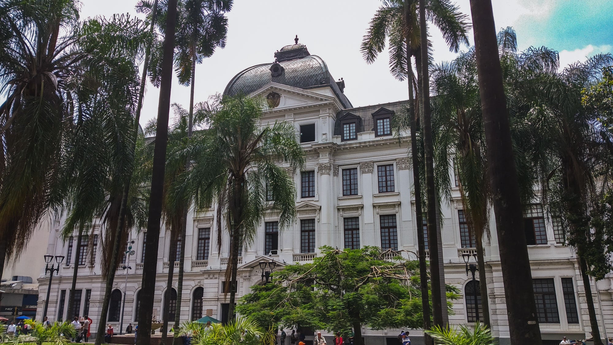 A Plaza Caicedo é uma das praças mais bonitas da Colômbia