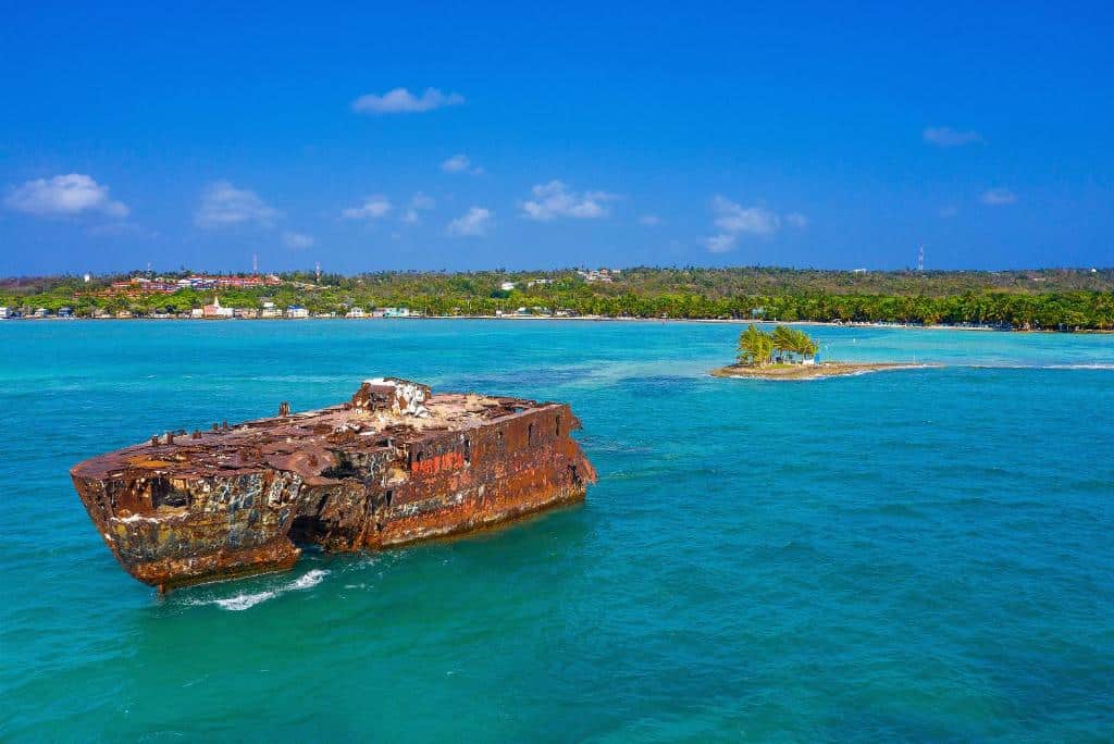 Bahía de San Andrés is the perfect base to explore the nearby keys and inlets