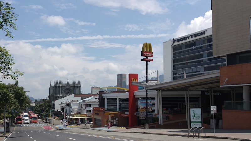 Localizada ao redor da Avenida Circunvalar, a Zona Rosa é a melhor área onde se hospedar em Pereira, especialmente para viajantes estrangeiros.