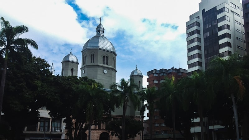 O centro de Pereira oferece atrações históricas e modernas, além de várias opções de hospedagem.