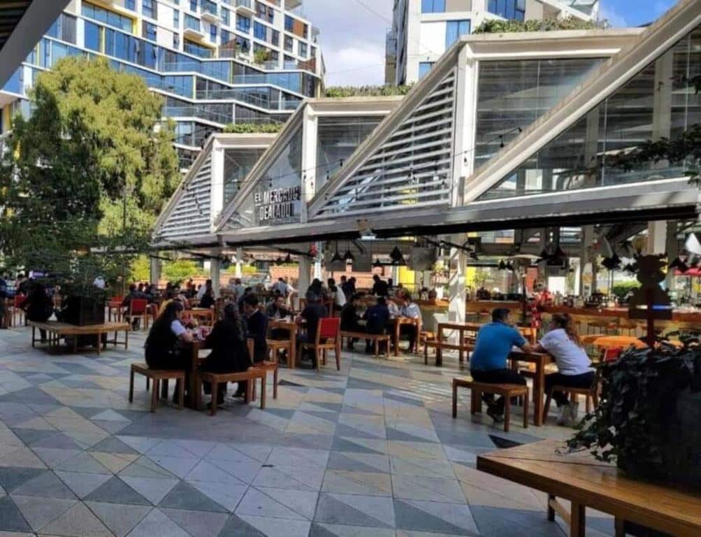 Famosa por sua atmosfera boêmia, a Zona 4 é um bairro colorido ao sul do centro histórico.