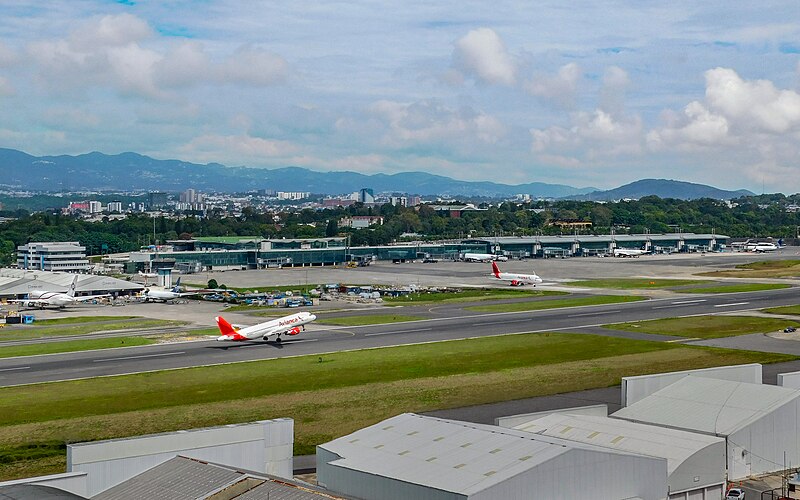 Lar do Aeroporto Internacional La Aurora, a Zona 13 também se destaca por seus muitos espaços verdes.