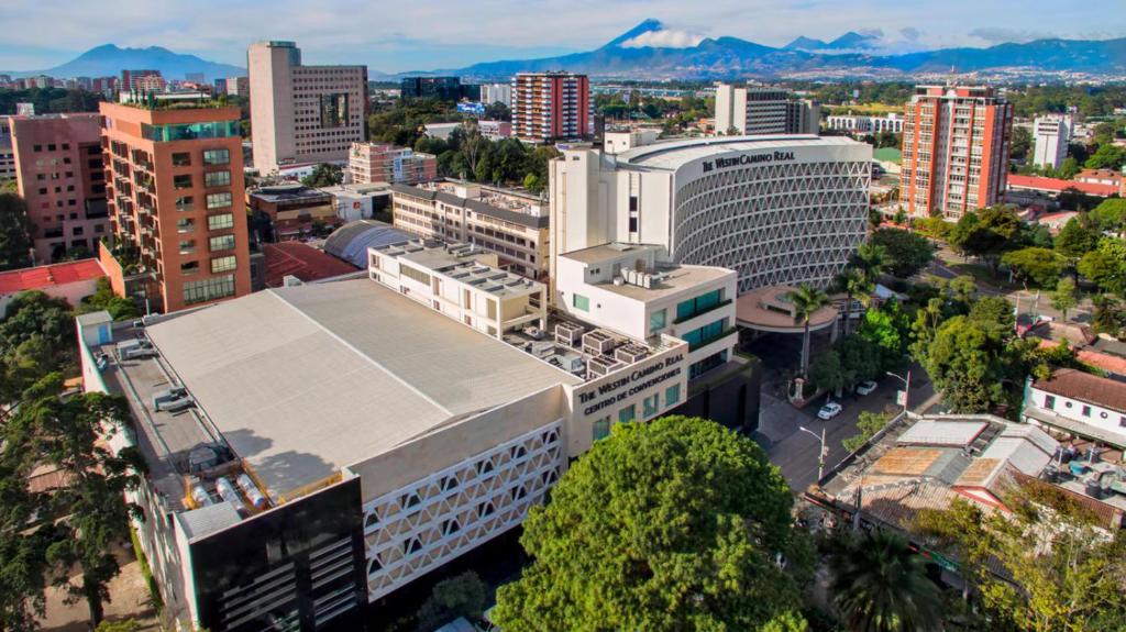 Ao sul do centro da cidade, a Zona 10 é um distrito nobre e seguro na Cidade da Guatemala.