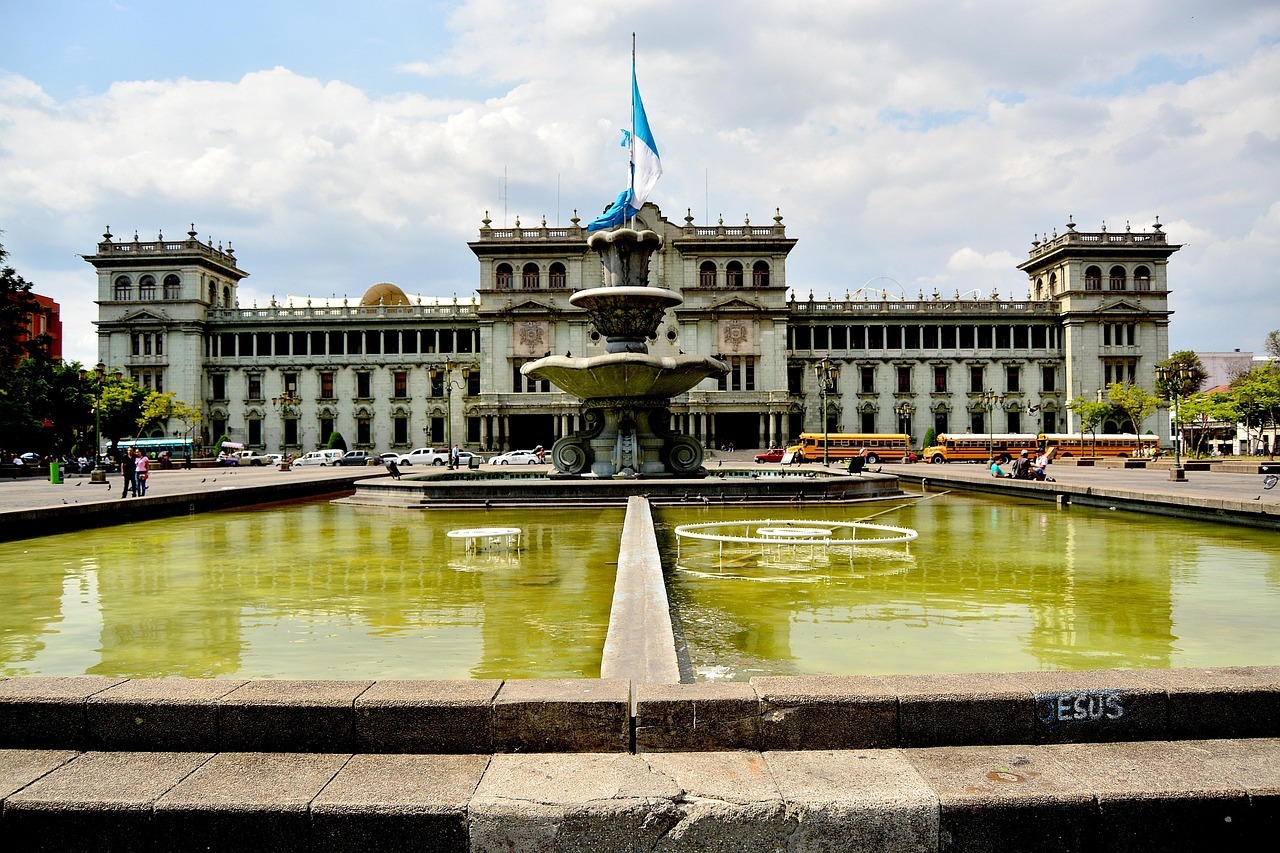 Embora não ofereça o luxo de outros bairros, o Centro Histórico proporciona uma experiência autêntica na Cidade da Guatemala.