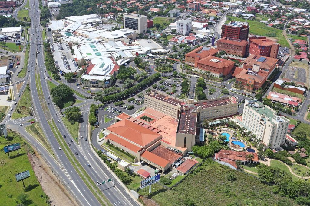 Elegante y moderna, Escazú es conocida por sus centros comerciales, hoteles de lujo y por ser la zona más segura para alojarse en San José.