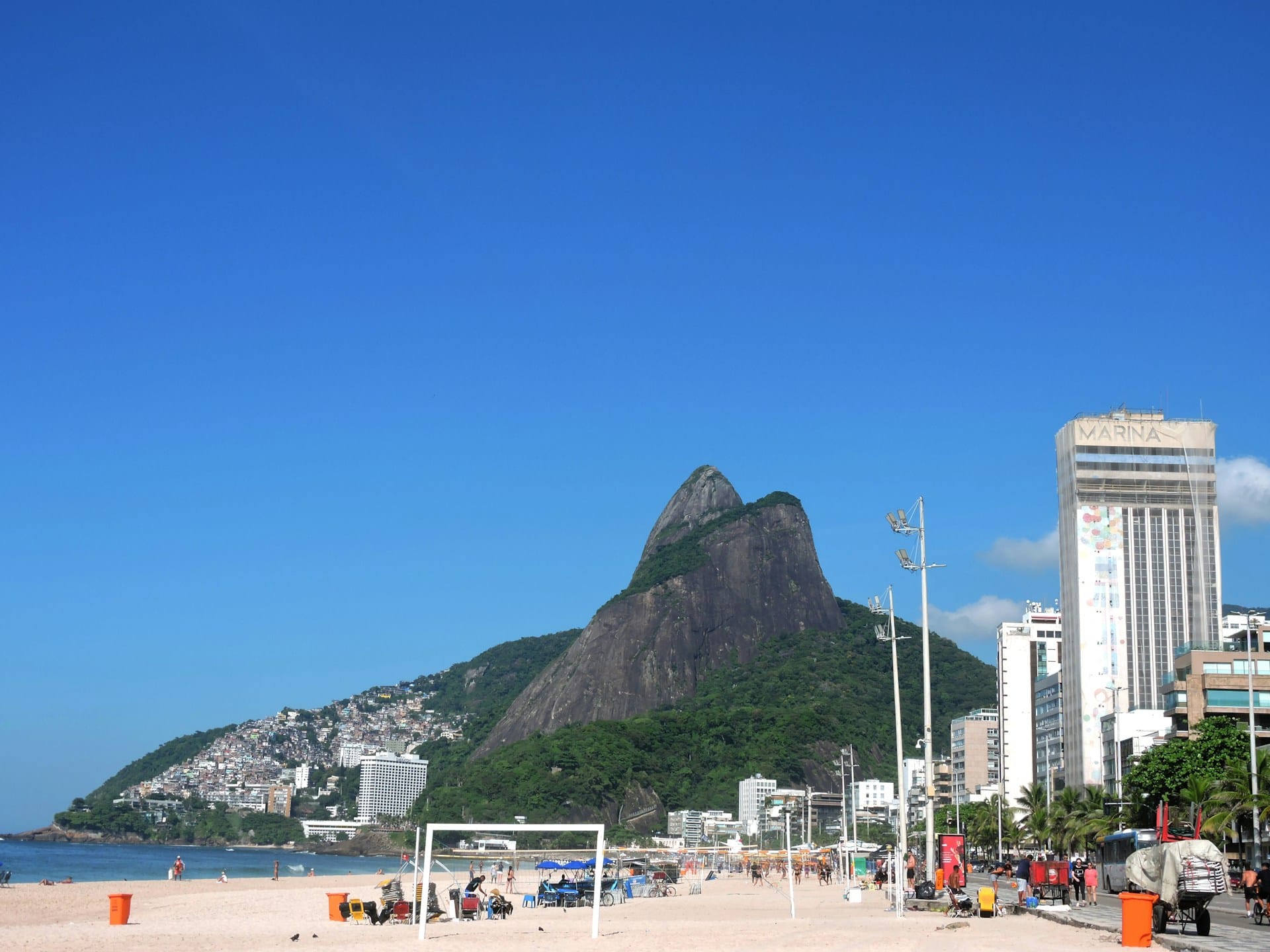 A praia do Leblon é uma alternativa mais tranquila que Ipanema e Copacabana