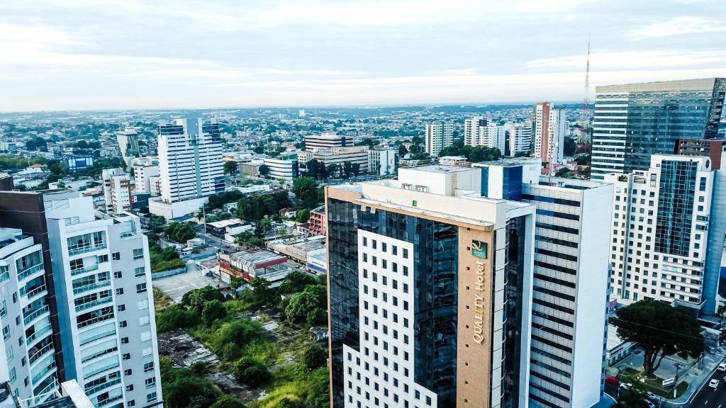 Adrianópolis e Nossa Senhora das Graças destacam-se por sua infraestrutura e comodidades modernas.