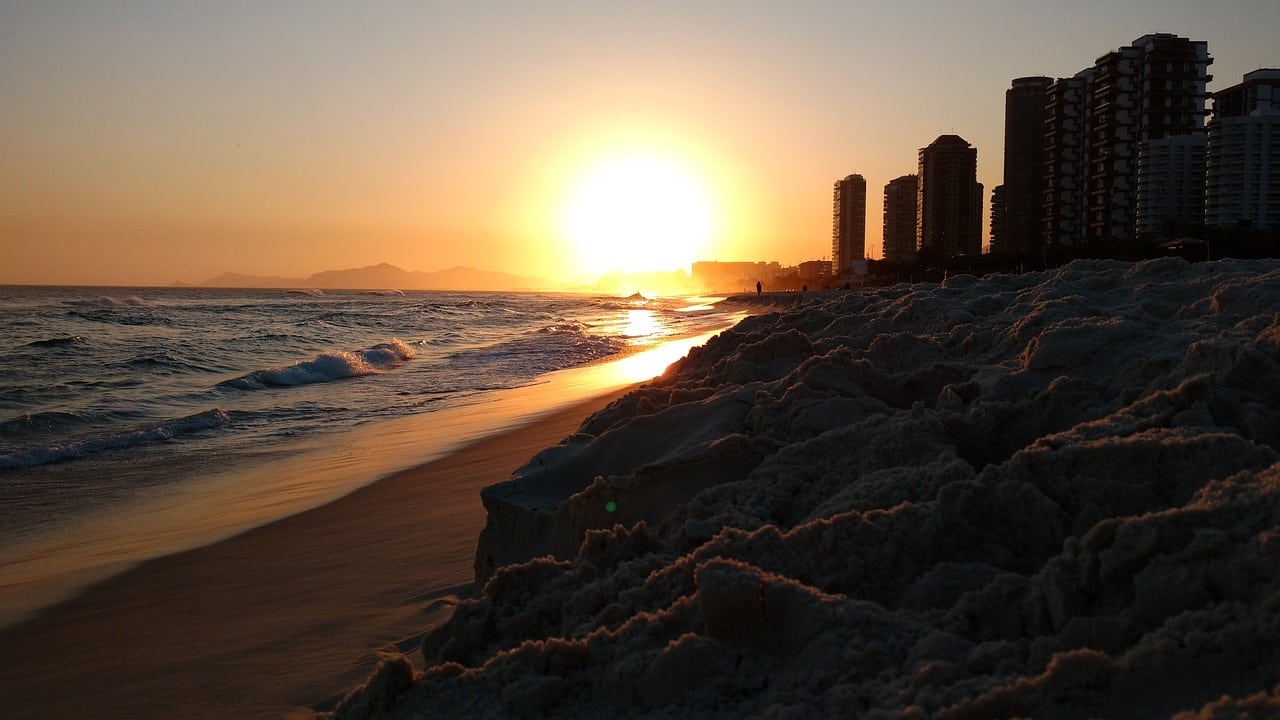 Barra da Tijuca tem praias extensas e tranquilas, ideal para quem busca paz e muito espaço. Perfeito para famílias e amantes de esportes aquáticos.