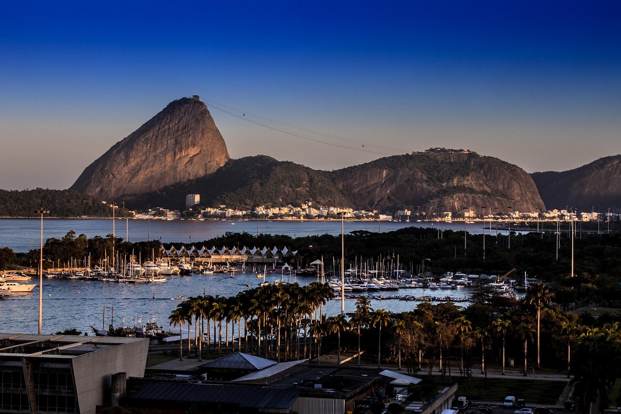 Botafogo oferece uma vista impressionante do Pão de Açúcar, além de charmosos cafés e uma vibe cultural única. Perfeito para amantes de história e paisagens.