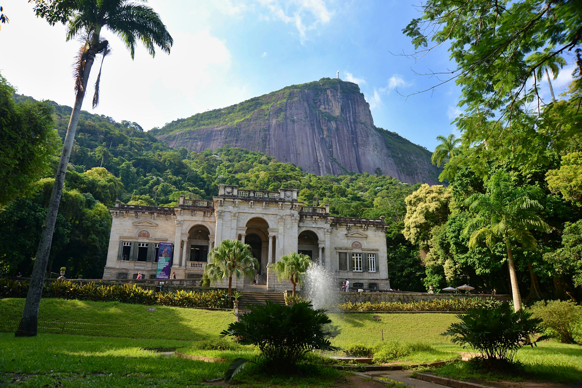 Com a Lagoa Rodrigo de Freitas e o icônico Jardim Botânico do Rio, os bairros Lagoa e Jardim Botânico são alguns dos mais nobres da cidade.