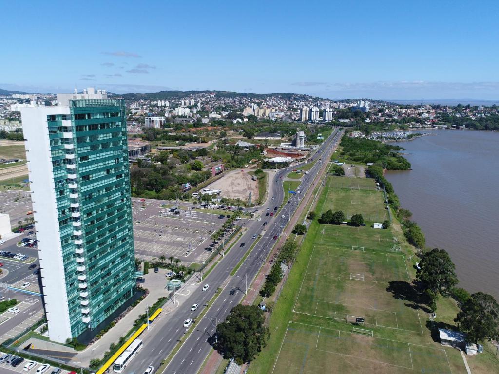 Com sua atmosfera residencial e proximidade ao Barra Shopping Sul, Vila Assunção e Cristal proporcionam um ambiente acolhedor e bem equipado.