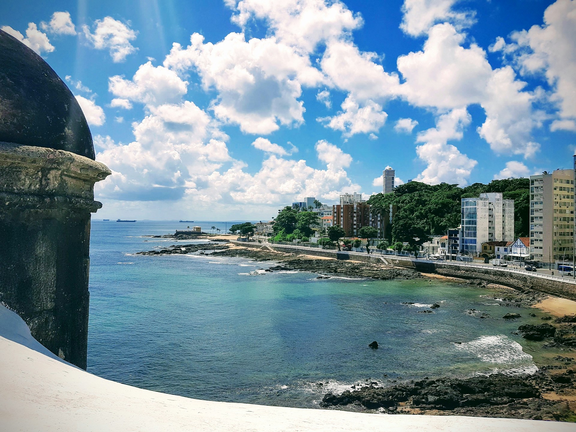 Com sua combinação de praias deslumbrantes, história rica e infraestruturas bem desenvolvidas, a Barra é uma excelente escolha para quem busca explorar a cultura e a energia de Salvador.