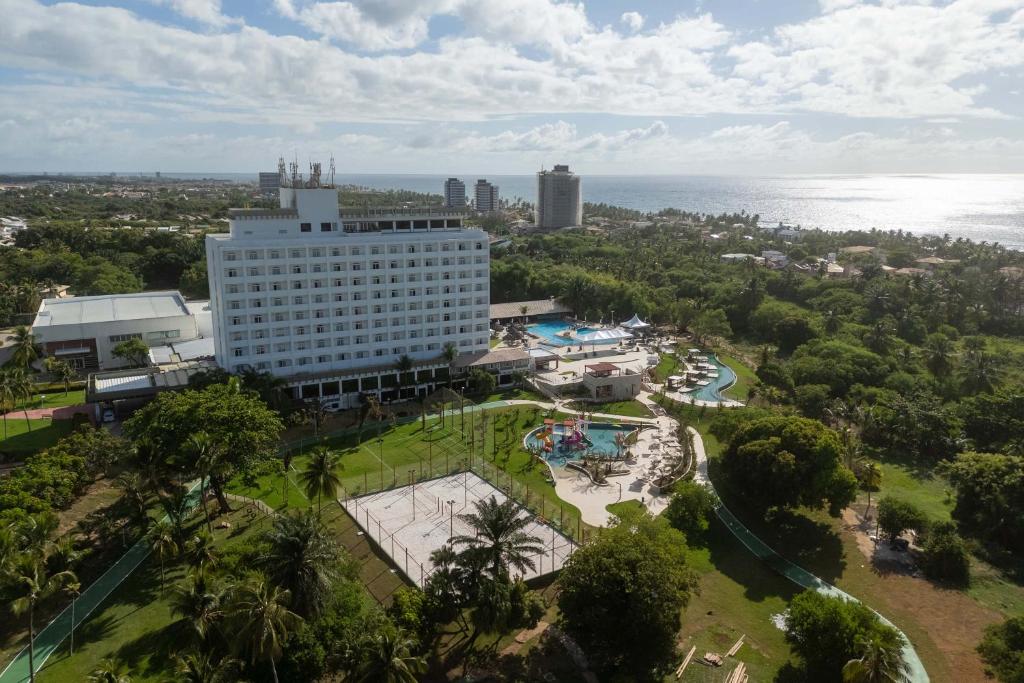 Com suas praias tranquilas Itapuã é uma escolha ideal para famílias e casais que desejam relaxar à beira-mar.