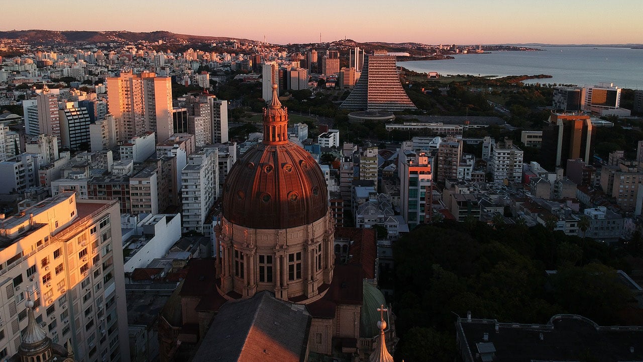 Com uma localização central e vibrante, o Centro Histórico de Porto Alegre é ideal para quem deseja explorar a história e a cultura da cidade.