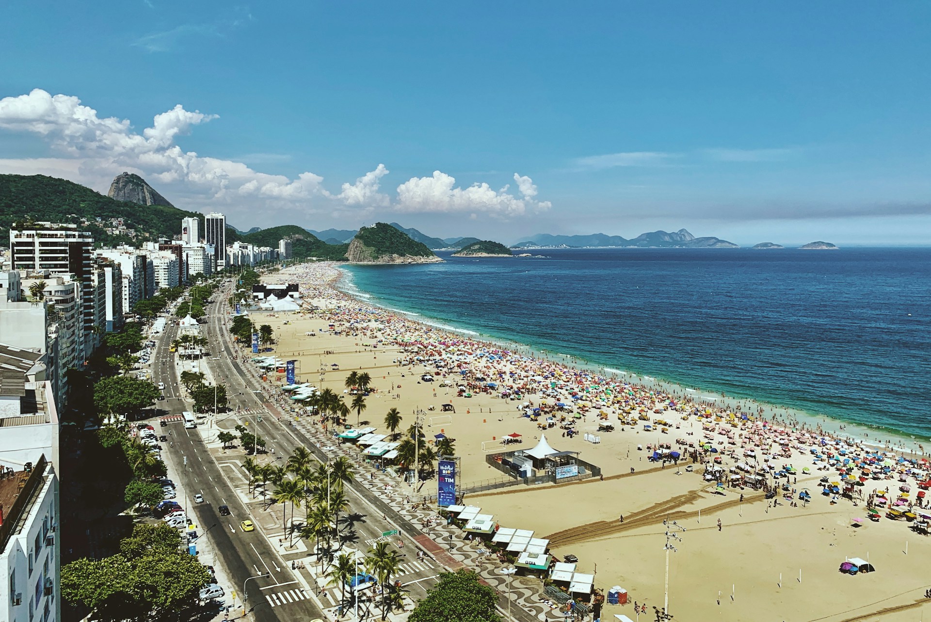 Copacabana é o coração pulsante do Rio! Praia linda, vida noturna vibrante e gente acolhedora. Um paraíso para quem quer curtir a Cidade Maravilhosa!