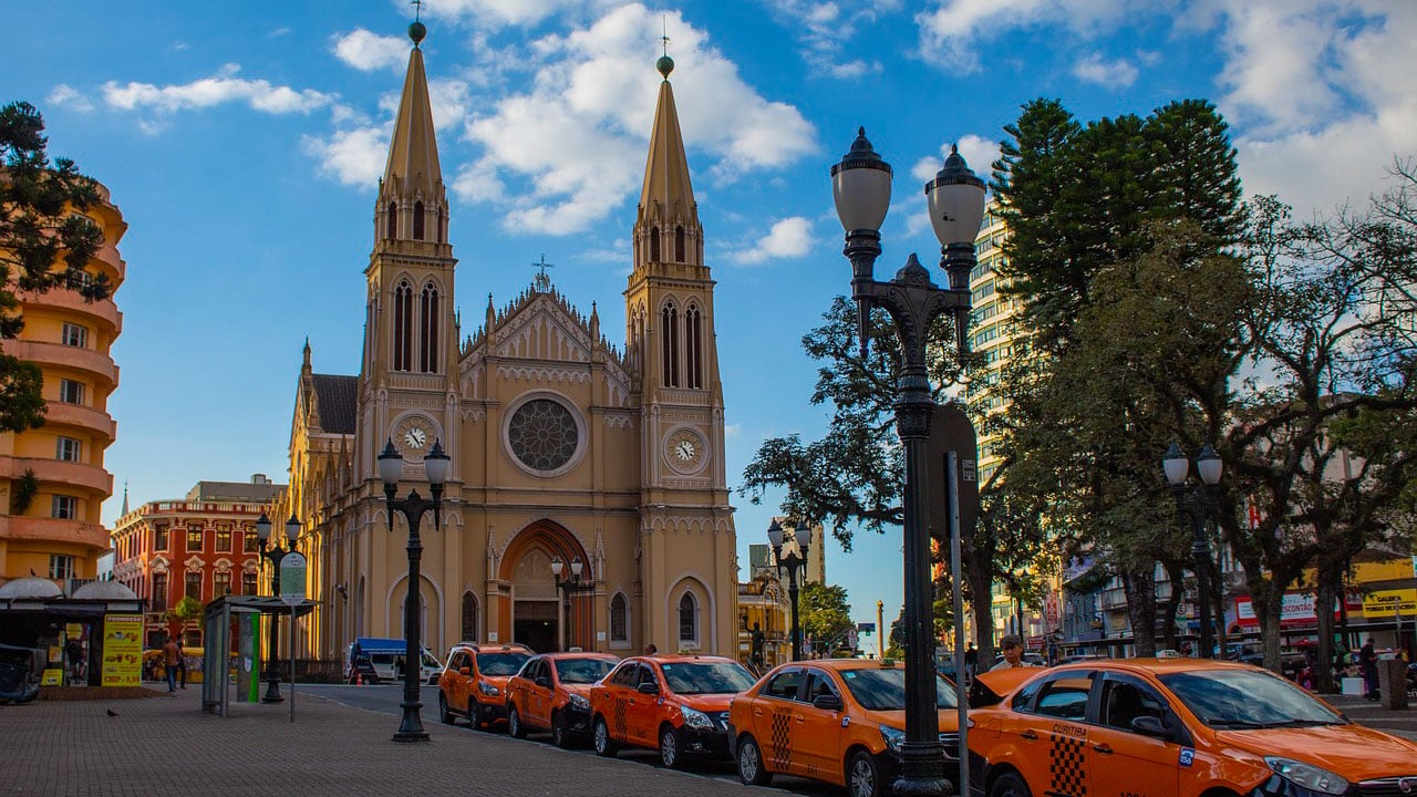 Escolher o Centro como base significa estar próximo de atrações importantes como a Praça Tiradentes, o Passeio Público e o Largo da Ordem, com fácil acesso a pé ou por transporte público eficiente.