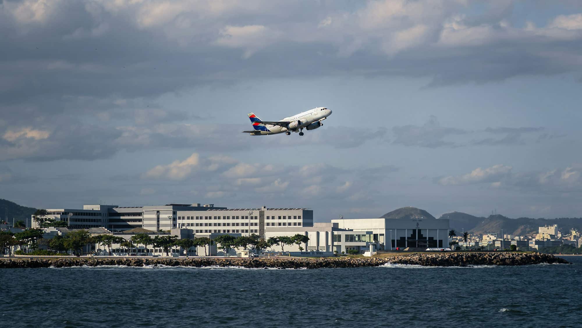 Ficar próximo ao Aeroporto Internacional do Rio de Janeiro/Galeão oferece o máximo de comodidade para os viajantes aéreos.