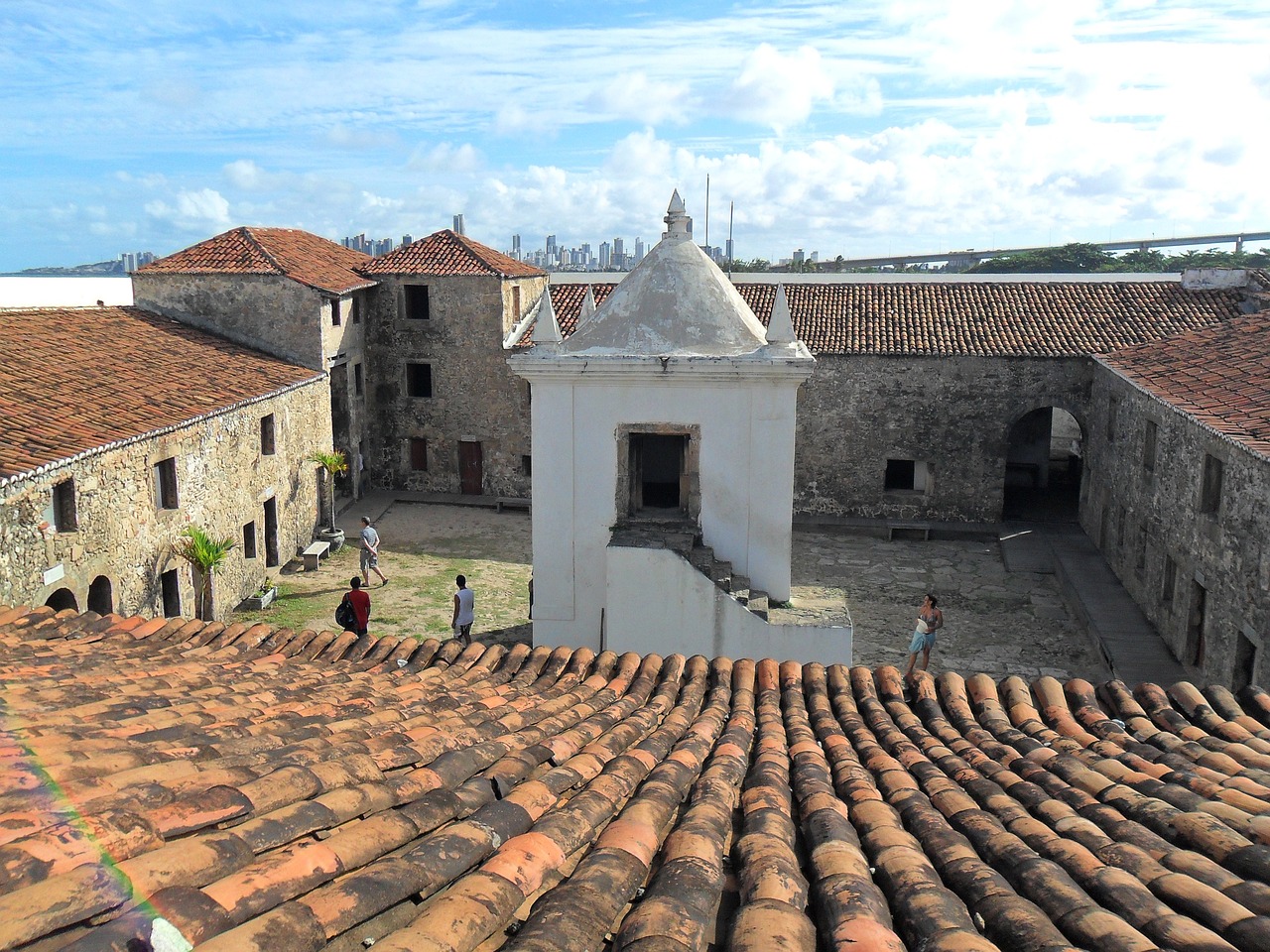 Hospedar-se ao Centro da Cidade é ideal para quem valoriza a proximidade com atrativos históricos e culturais. Onde se hospedar em Natal