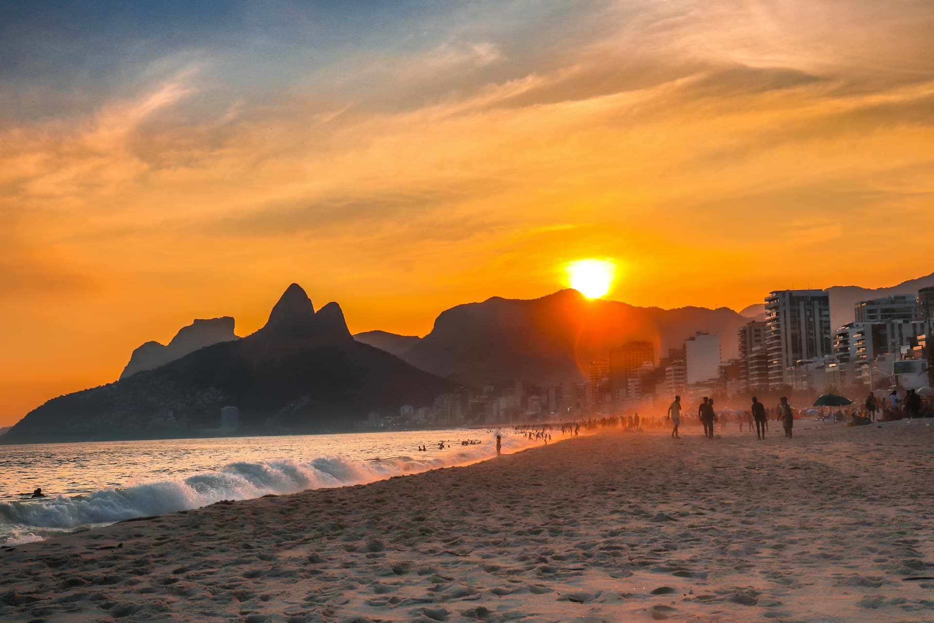 Ipanema é um charme. Praia deslumbrante, lojas exclusivas e um clima descontraído. O lugar perfeito para relaxar e aproveitar.