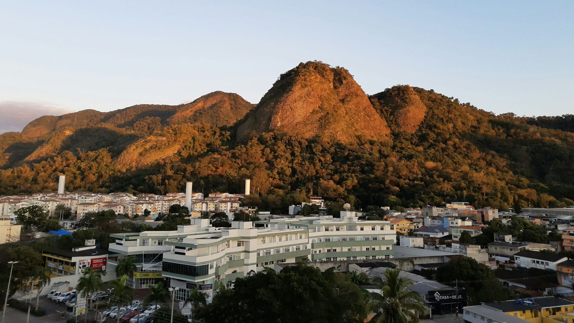 Jacarepaguá tem uma atmosfera tranquila e familiar, com boas opções de lazer e natureza.