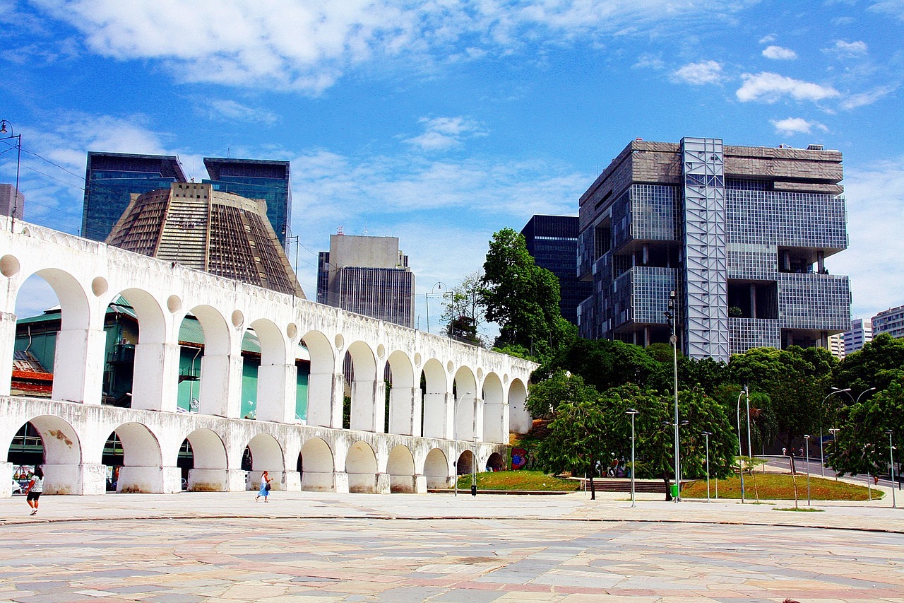 Lapa é o centro da vida noturna do Rio, com seus bares, casas de samba e uma atmosfera vibrante. Ideal para quem ama música e festas.