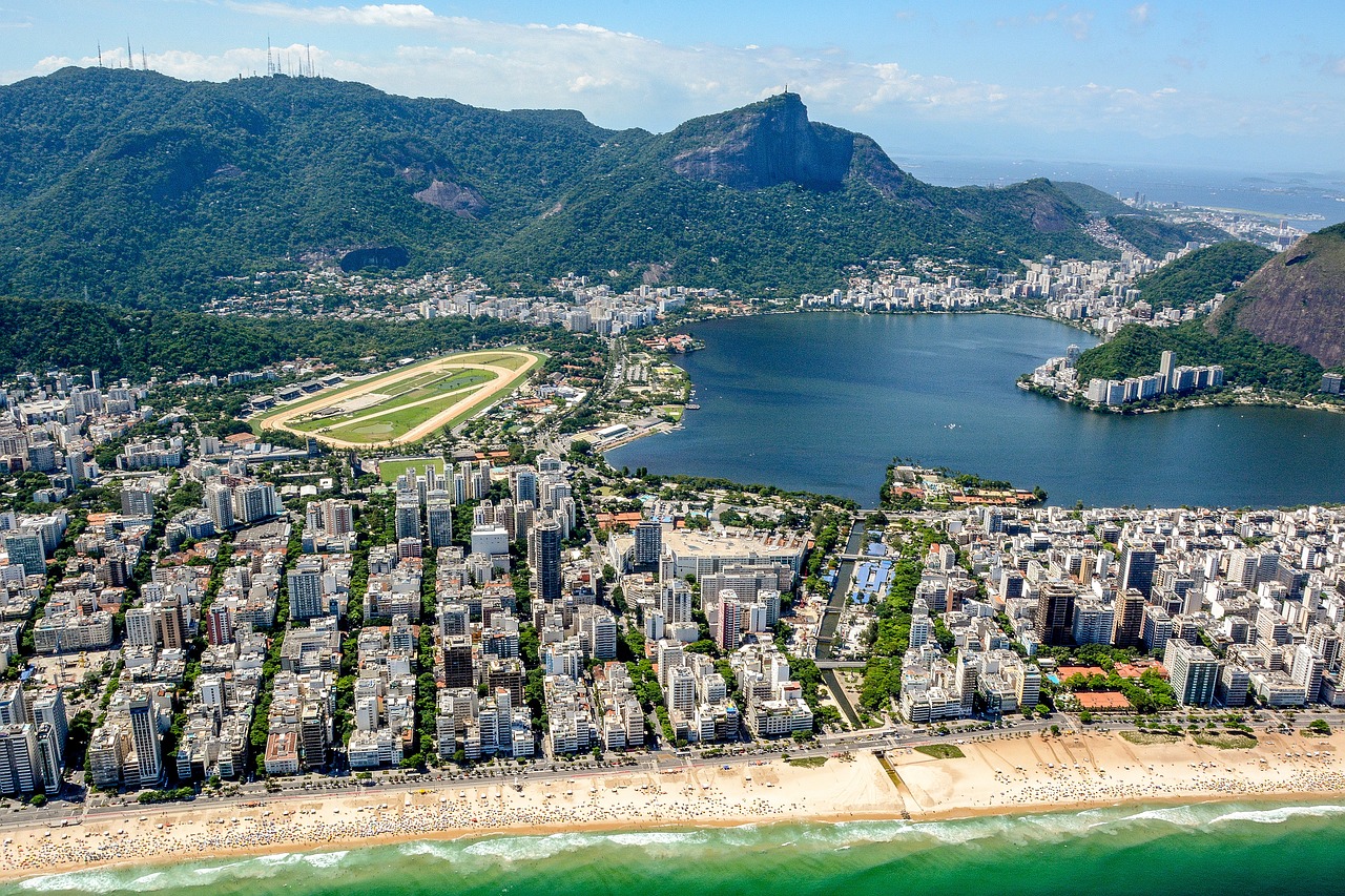 Leblon tem um charme exclusivo. Restaurantes incríveis, lojas de grife e uma praia tranquila, ideal para quem quer relaxar e aproveitar o melhor do Rio.