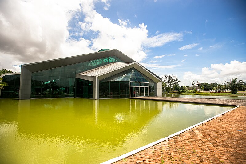 Marco, apesar de distante do centro de Belém, possui transporte público, opções de hospedagem baratas e uma atmosfera tranquila.