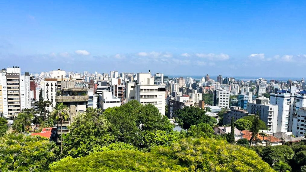 Moinhos de Vento e Floresta são bairros nobres ao norte do centro de Porto Alegre, conhecidos por suas áreas verdes e arquitetura charmosa.