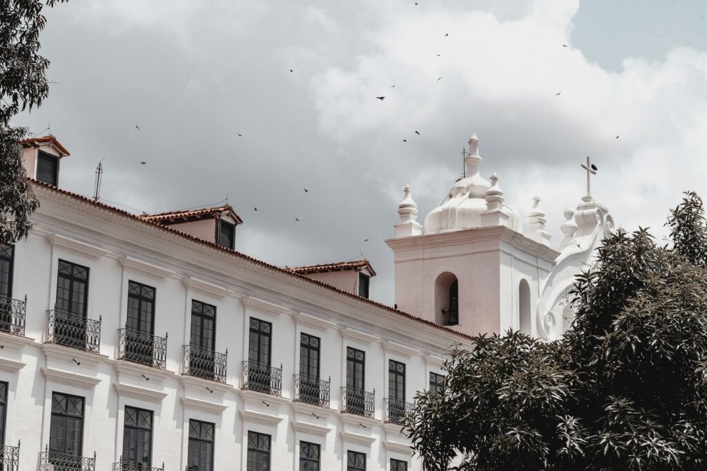 O Centro Histórico de Belém é ideal para turistas, com fácil acesso a atrações icônicas como o Mercado Ver-o-Peso, Theatro da Paz e ricas opções culturais e gastronômicas, além de charme colonial único.