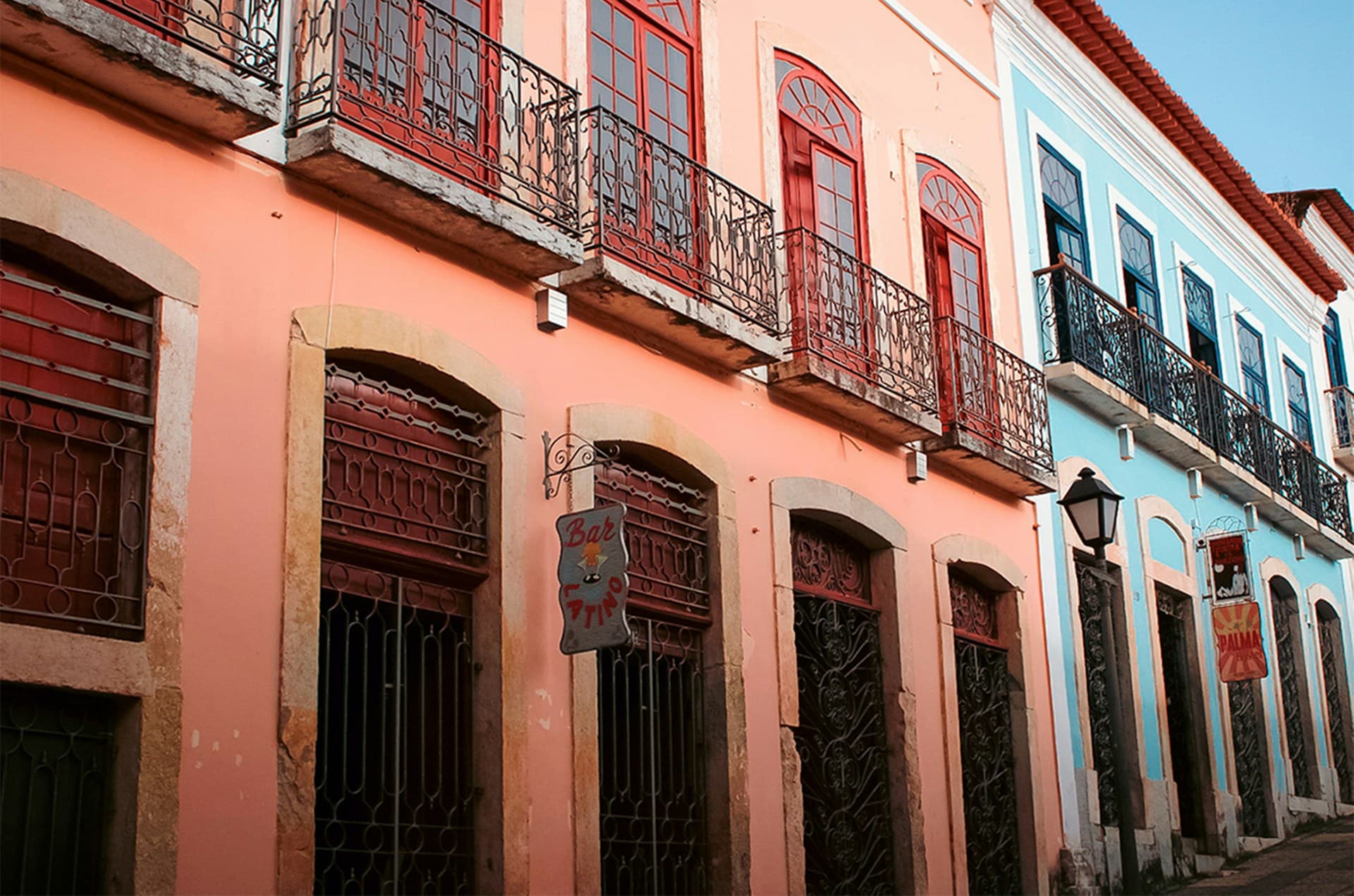 O Centro Histórico de São Luís combina rica arquitetura colonial, cultura vibrante, proximidade das principais atrações turísticas e uma atmosfera única, perfeita para explorar a história local.