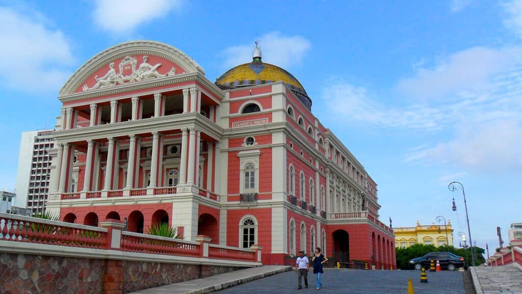 O Centro de Manaus é ideal para ficar devido à sua localização central, próxima a atrações turísticas como o Teatro Amazonas e o Mercado Municipal