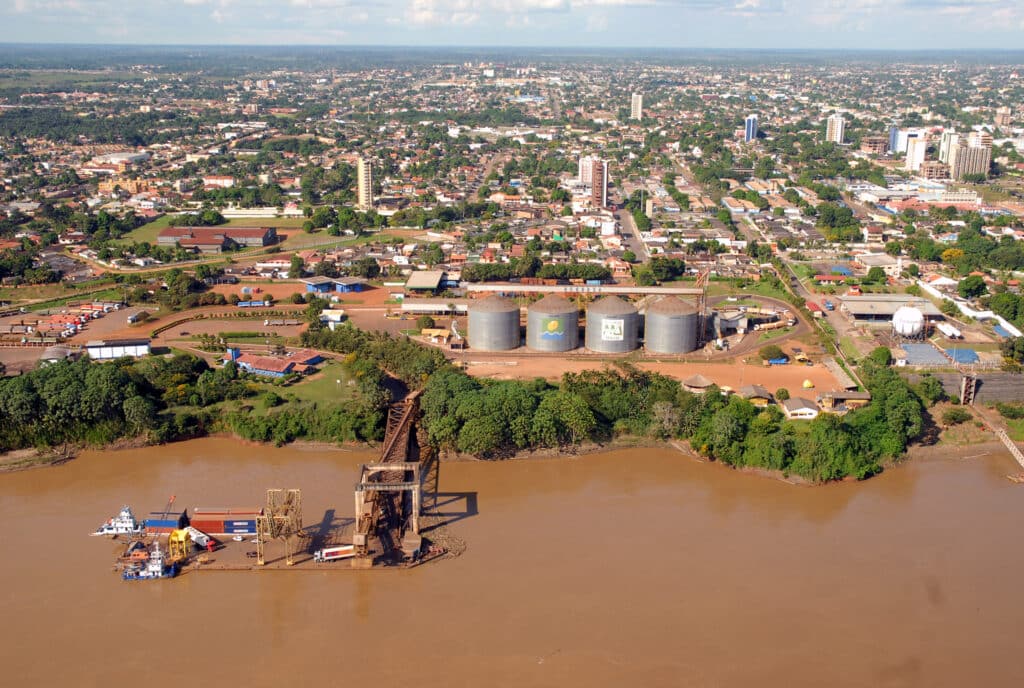 O Centro de Porto Velho é uma das melhores áreas para se hospedar na capital de Rondônia, especialmente para quem busca praticidade e acesso fácil às principais atrações e serviços. A localização estratégica, próxima ao Rio Madeira e às principais vias da cidade.