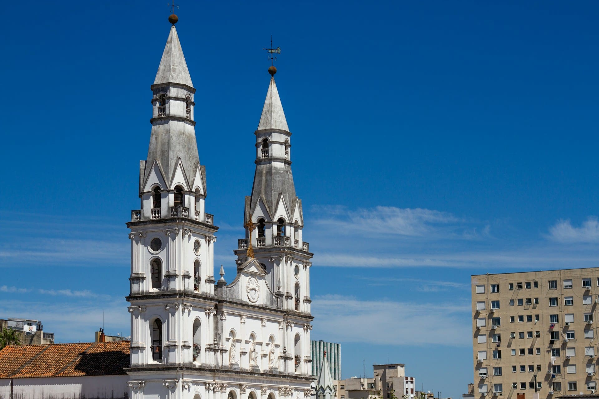 O centro da cidade abriga arquitetura histórica como a Igreja Nossa Senhora das Dores