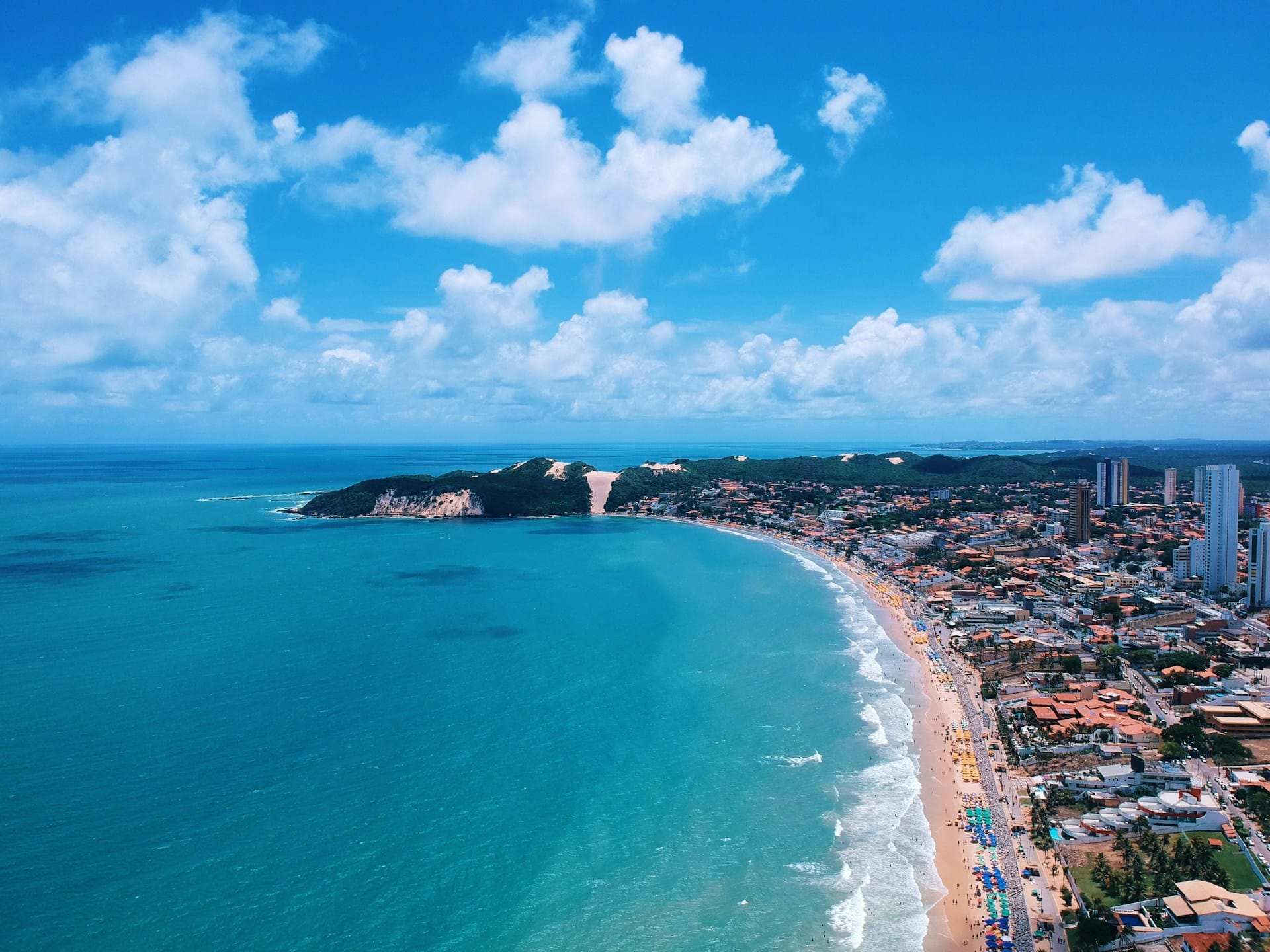 Para quem busca onde se hospedar em Natal, Ponta Negra é a escolha mais popular por sua localização à beira-mar, diversidade de opções e atmosfera acolhedora.