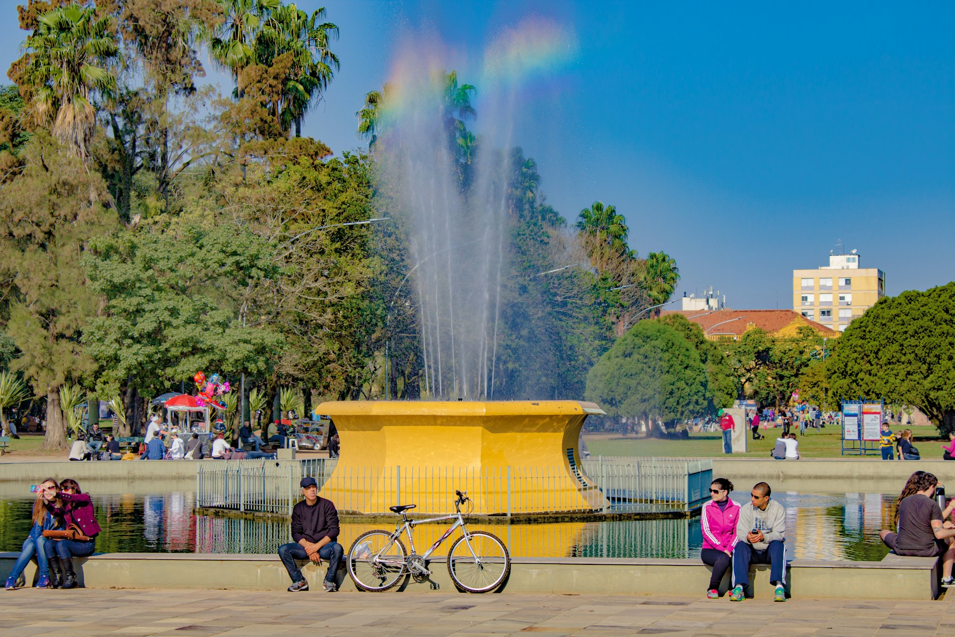 Parque Farroupilha, comumente conhecido como Parque da Redenção, é um espaço vibrante e histórico no centro dos bairros Cidade Baixa, Bom Fim e Santana.