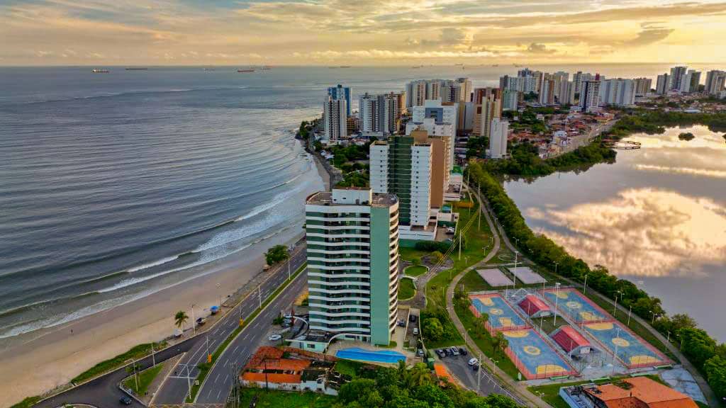 Ponta d’Areia oferece praias acessíveis, hotéis à beira-mar, proximidade ao Espigão Costeiro e fácil acesso ao Centro Histórico