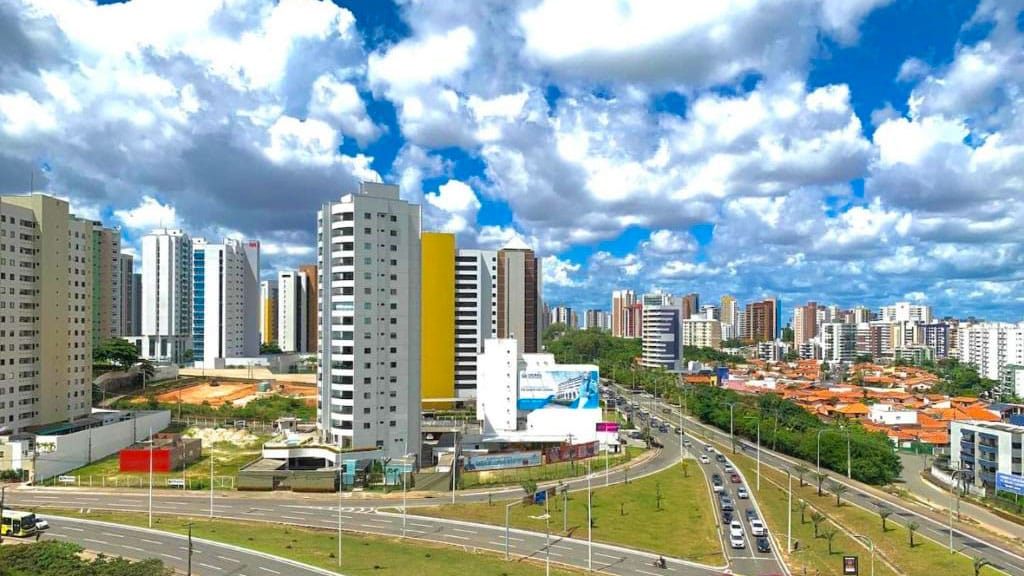 A Ponta do Farol é perfeita por suas acomodações modernas, vistas deslumbrantes do mar, vida noturna vibrante, ótimos restaurantes e proximidade com a praia e atrações.