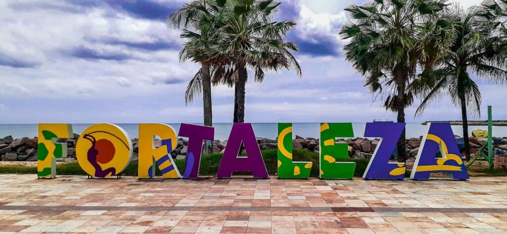 Praia de Iracema é ideal para quem busca vida noturna vibrante, belas vistas, proximidade ao centro e uma atmosfera boêmia.