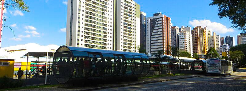 Rodeada em ambos os lados por algumas das áreas mais nobres de Curitiba, a Avenida Paraná é conveniente e bem conectada.