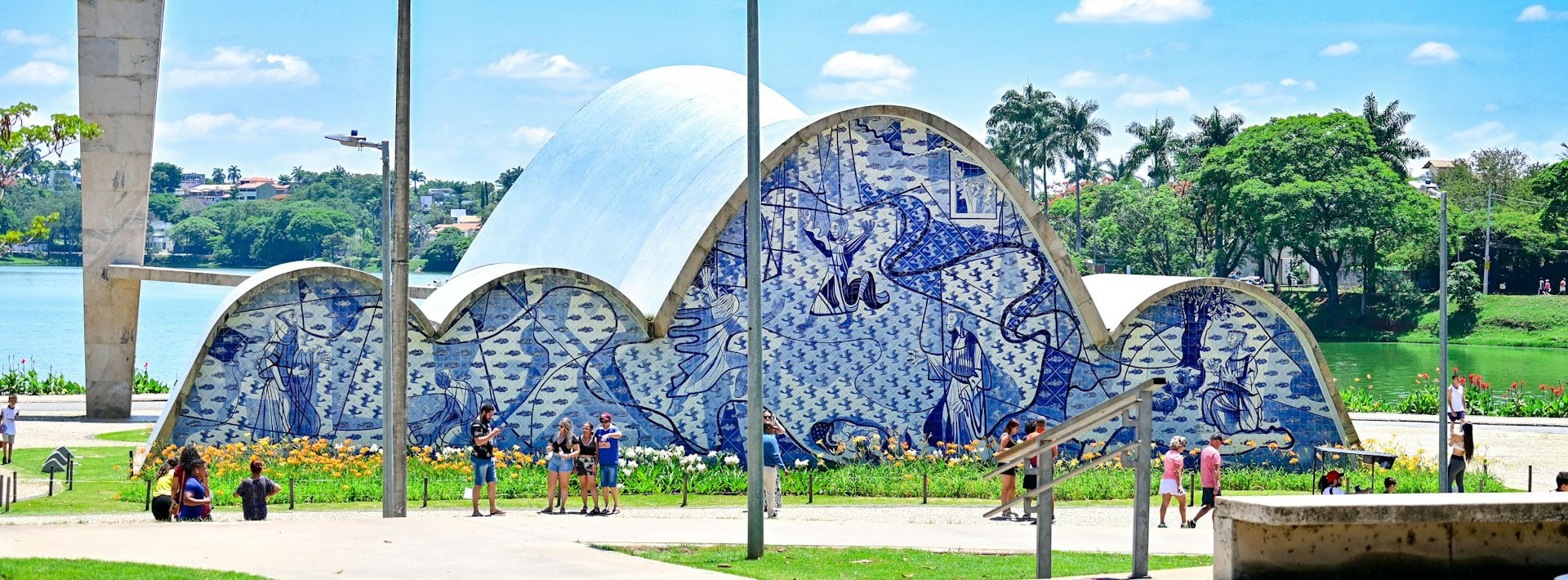 Sede de um aclamado complexo modernista e o aeroporto da cidade, a Pampulha é uma área conveniente onde se hospedar em Belo Horizonte.