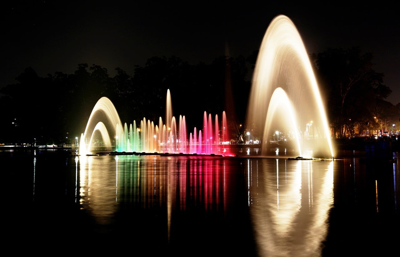 As luzes da fonte do Parque do Ibirapuera enchem a Vila Mariana de cor e música à noite